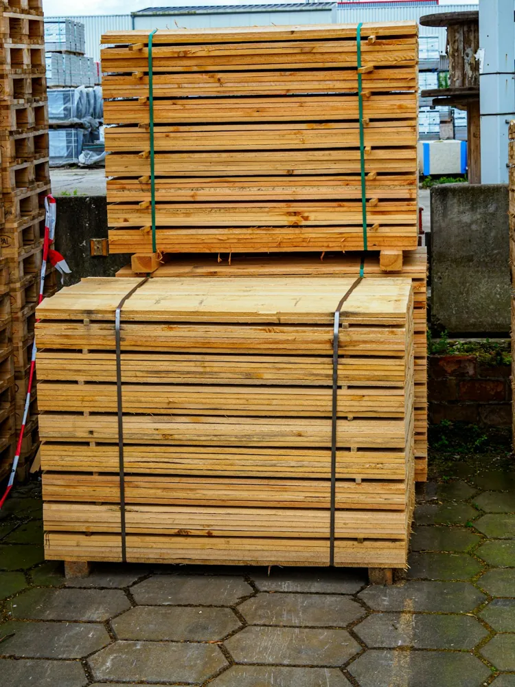 Tablas cepilladas de madera apiladas y listas para despacho